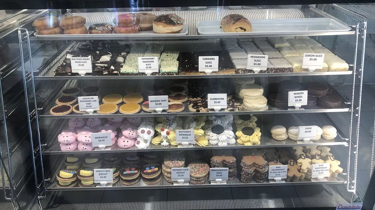 Pullins (Bakers) – bakery in Clevedon town centre